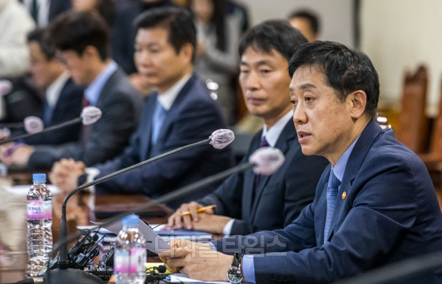 [포토] 금융지주회장단 간담회서 발언하는 김주현 금융위원장